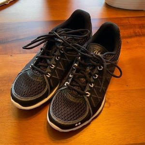 NWOT Ryka black and white Tennis shoes